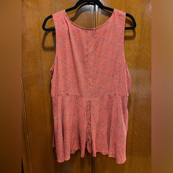 Flowered sleeveless top with tapered back - Picture 2 of 2
